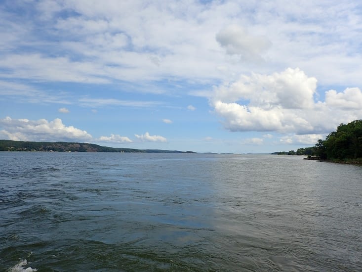 Vidpunkto al la fjordo el la pramo. - Vue sur le fjord depuis la bac.