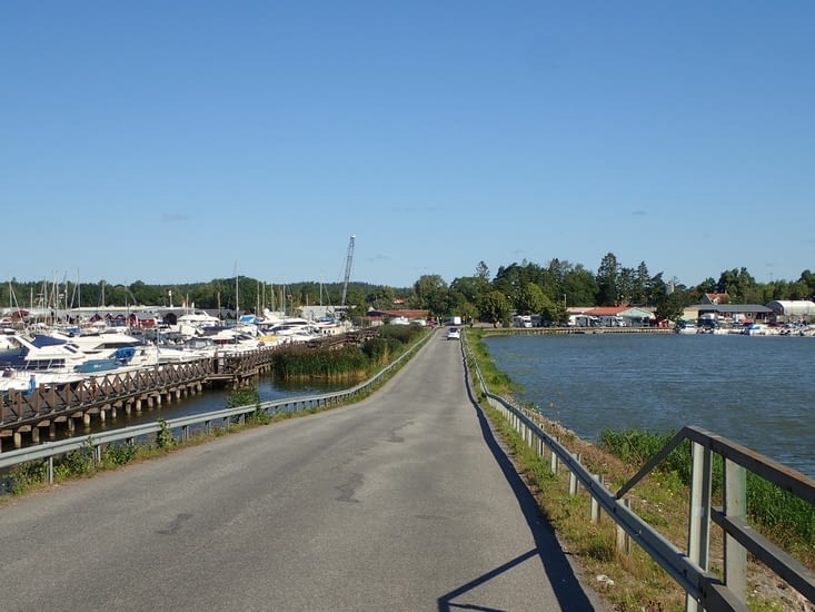 Ni forlasas la insulon öbolandet. - Nous sortons de l'île d'öbolandet.