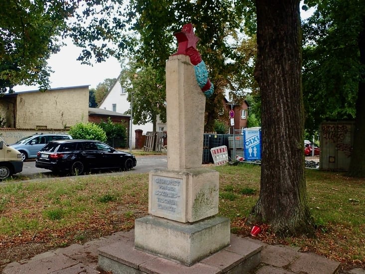 Monumento al la unueco de la socialistoj. - Momument à l'unité des socialistes.