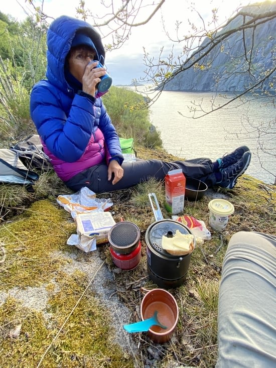 C’est le moment d’un délicieux repas. La mer au loin devant nous.