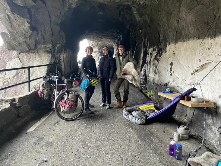 Nous rencontrons là deux jeunes femmes qui y ont passé la nuit….