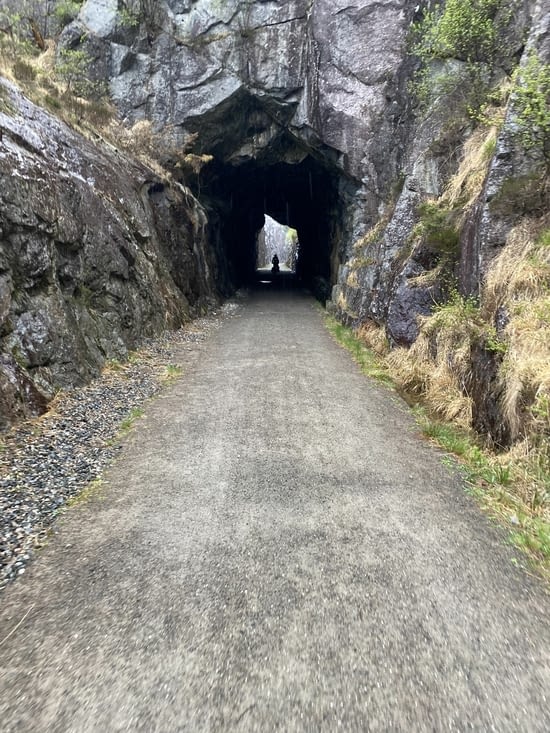 Petit à petit, elle devient battante. Et il y a peu d’abris tel ce tunnel….