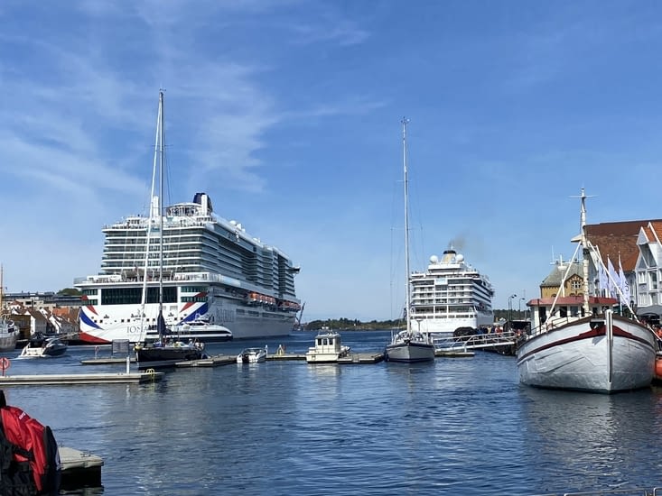 Deux bateaux massifs déversant dans la petite ville de froides coulées de touristes.