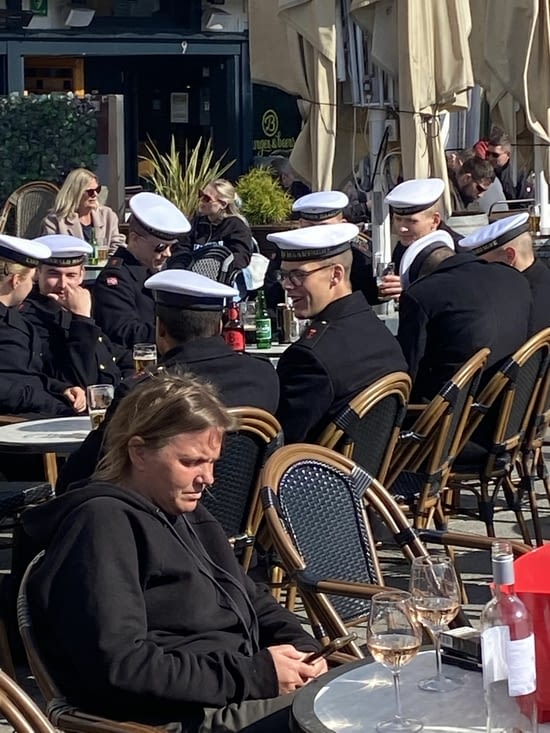 Et de nombreux jeunes militaires, hommes ou femmes, en goguette.