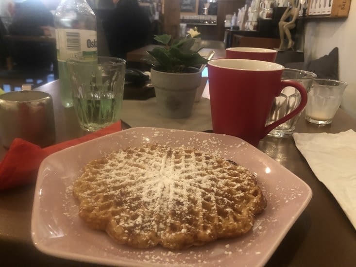 En bas, dégustation de la célèbre gaufre norvégienne qui réjouit l’estomac !