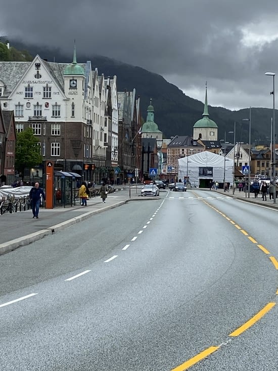 La rue sur le port mène à l’entrée de Bryggen.