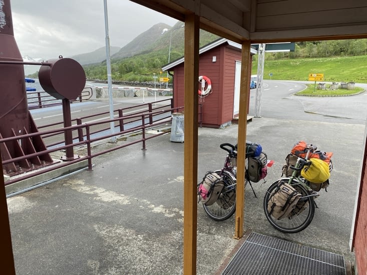 Attente humide du énième bac-ferry