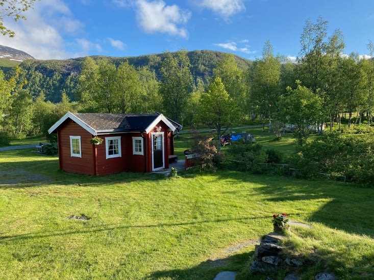 … sur un charmant camping, le Kjellingstraumen Fjordcamp.