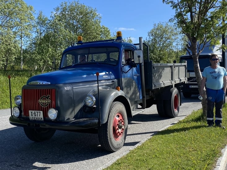 Dans la queue, un vieux truck Volvo encore roulant….