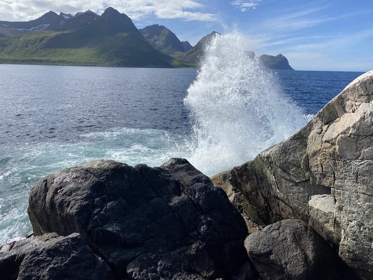 Des rochers où nous allons contempler la danse de la mer polaire.