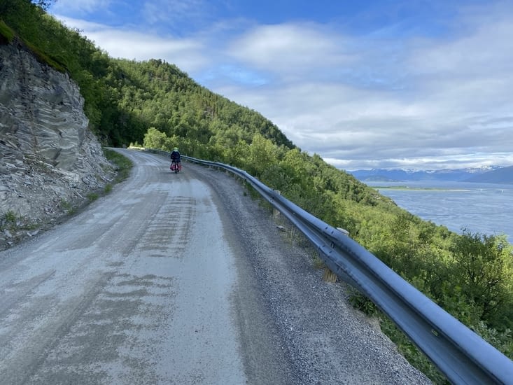 Nous montons sur des routes non bitumées.