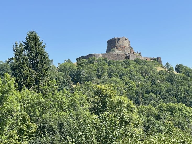 Forteresse du XI siècle . Murol