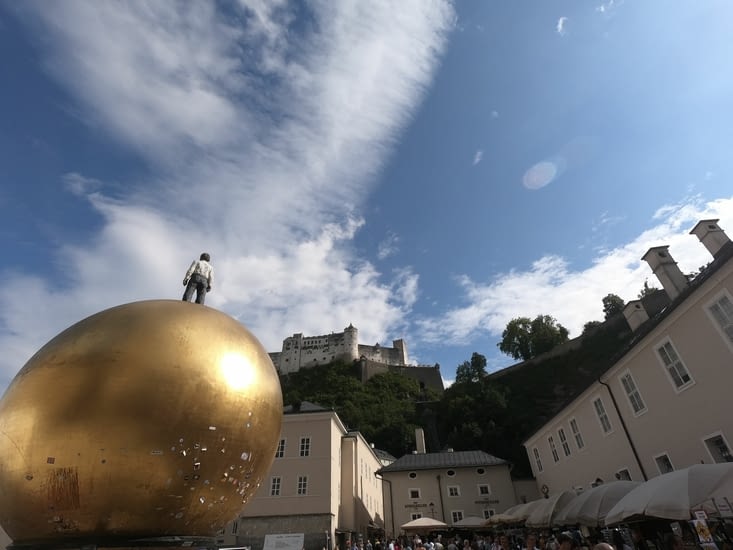 Le monsieur il va glisser sur la boule