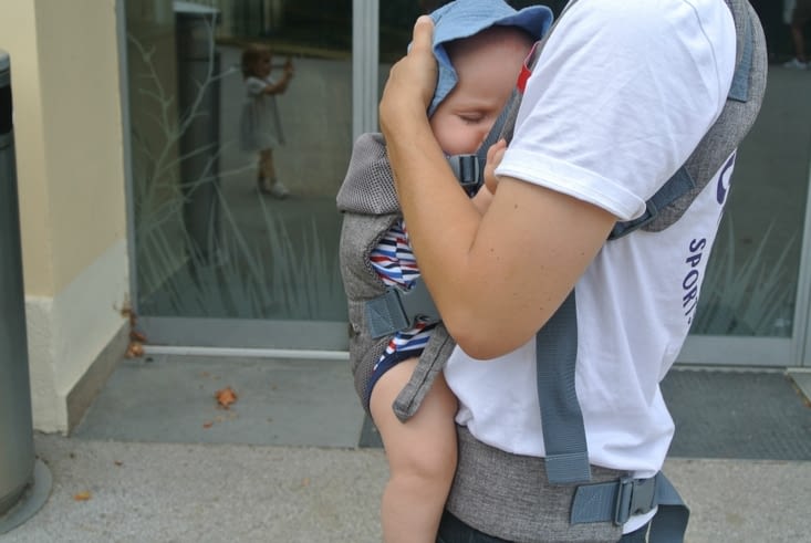 La sieste de l’après midi en porte bébé