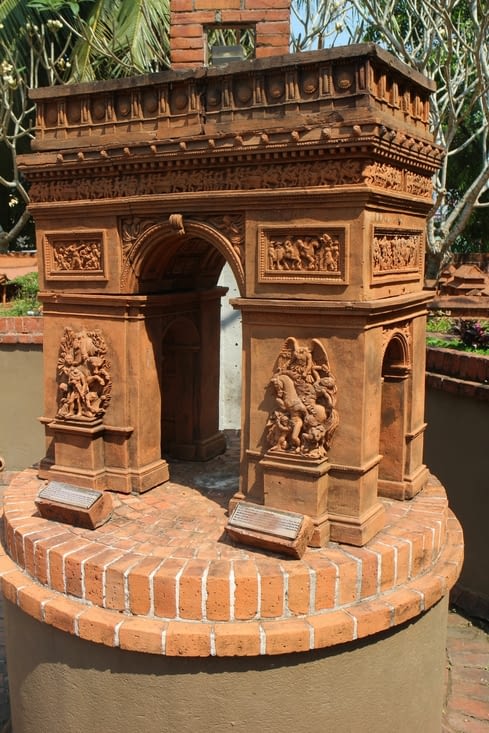 L'arc de triomphe dans le parc du musée