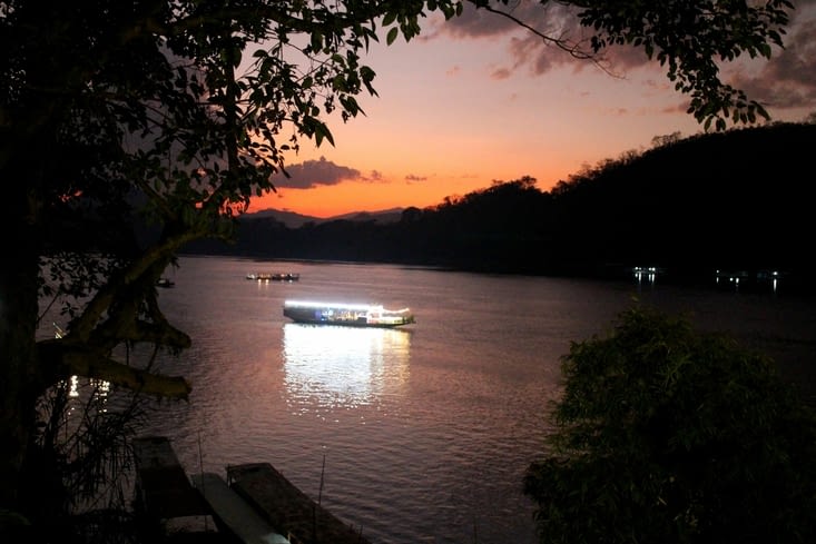 Après le coucher du soleil au bord du Mekong