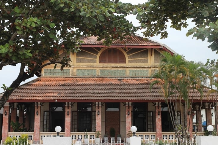 une jolie maison de style colonial