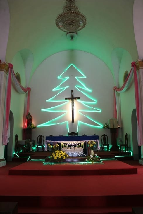 A l'intérieur de l'église, un sapin de Noël lumineux s'est attardé après les fêtes