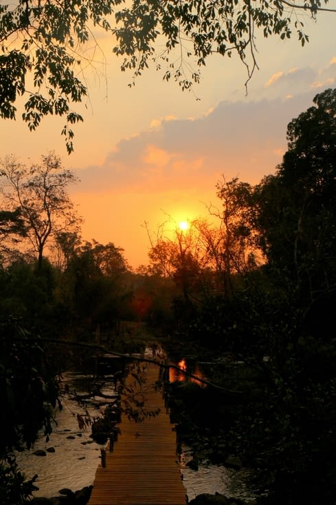 Un magnifique coucher de soleil accompagne mon retour au lodge