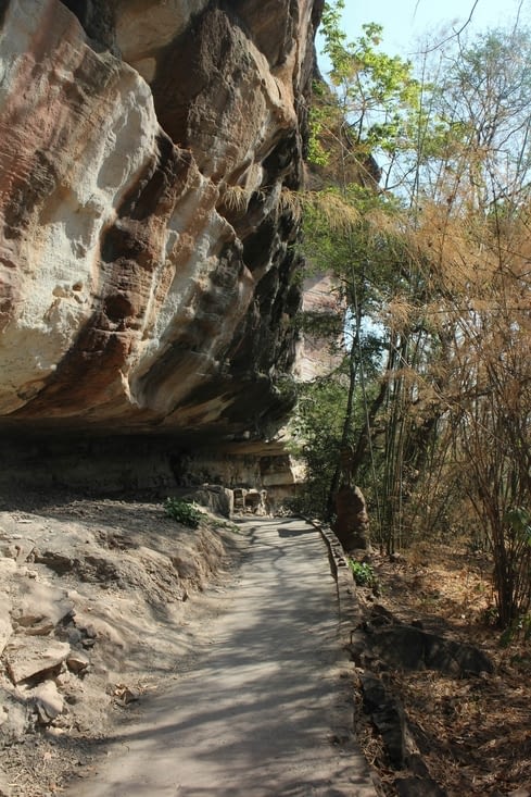 Le sentier au pied de la falaise