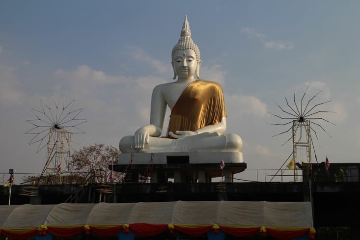 un boudha géant domine tout le quartier