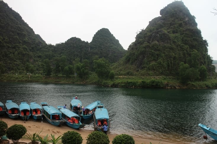 les bateaux attendent les touristes