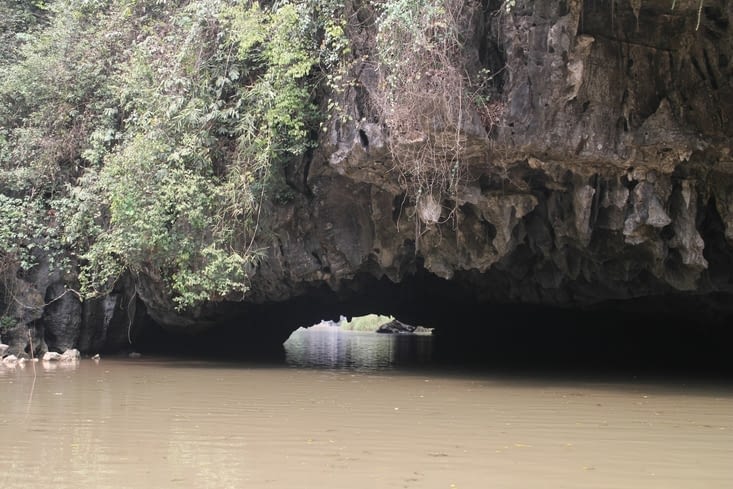 Nous allons pénétrer dans la première grotte