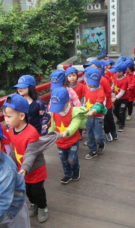 une école maternelle visite le temple