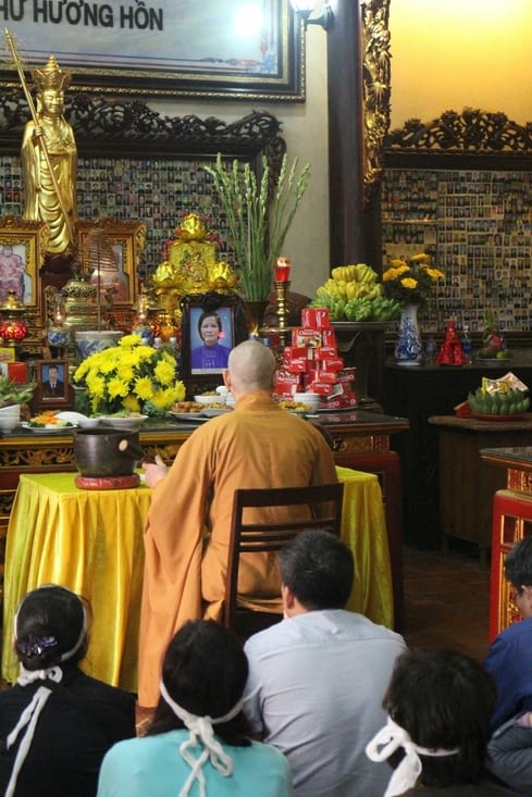 une cérémonie a lieu dans la pagode