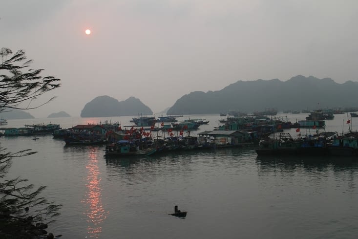 la ville de Cat Ba dans la brume du soir