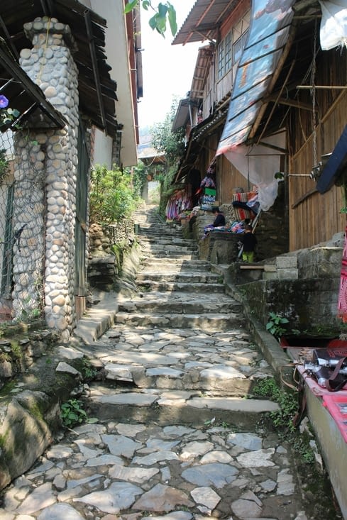 une rue de Cat Cat bordée de boutiques