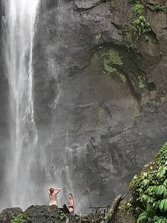 Moi et lulu sous la cascade