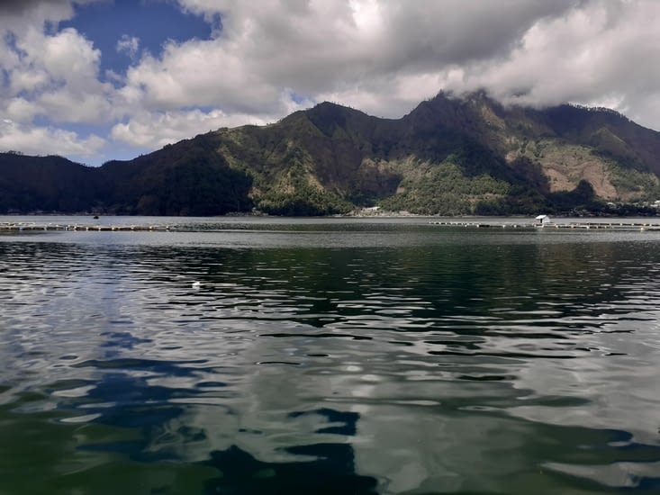 Vue sur le lac et Mont Batur de la piscine