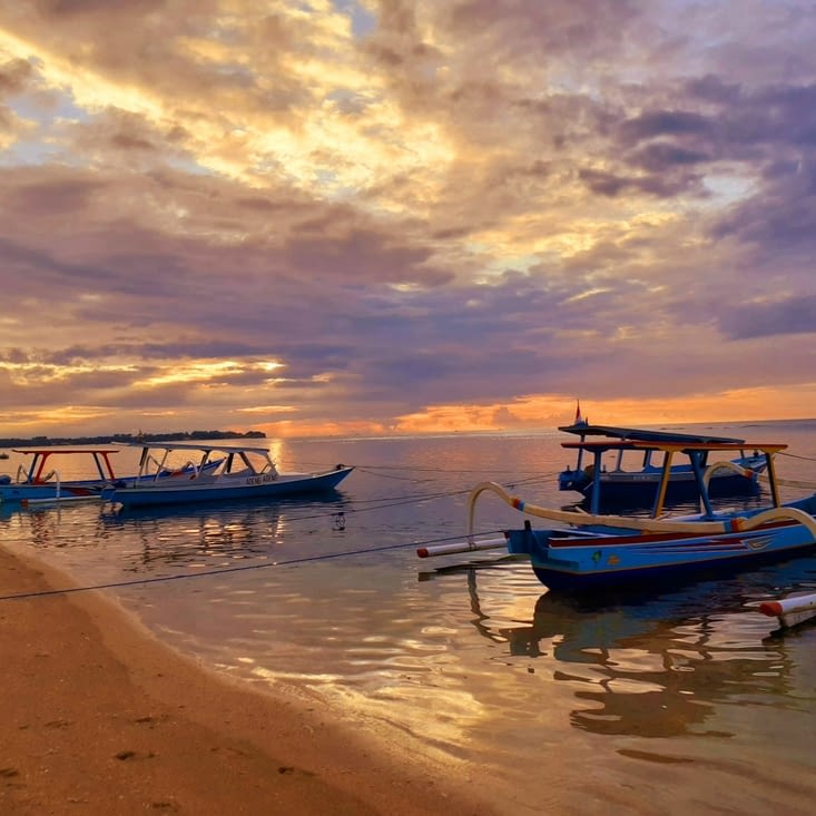 Plage au coucher du soleil