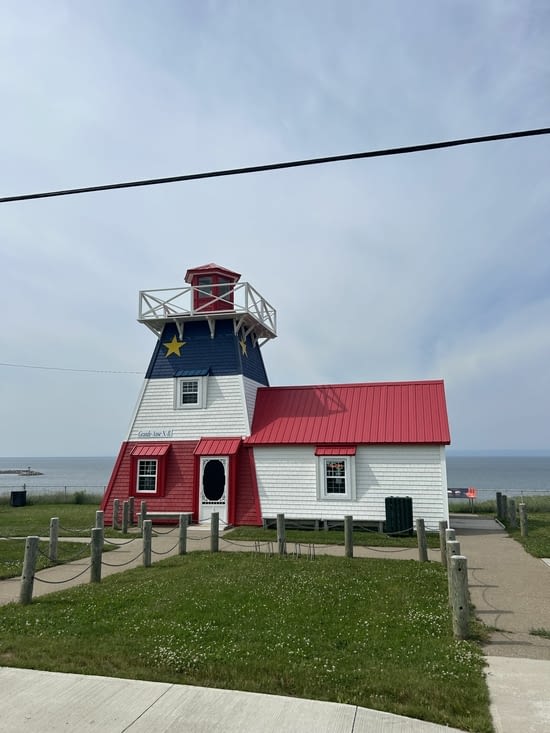 Le p’tit phare aux couleurs de l’Acadie