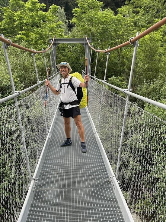 Nous traversons un pont suspendu sur la Dranse, un torrent tumultueux.