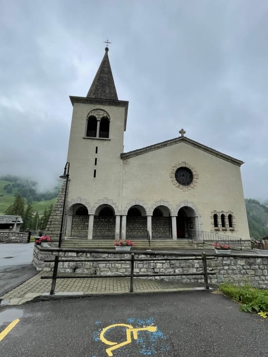 Son église avec cette entrée protégée par un préau est plutôt inédite.