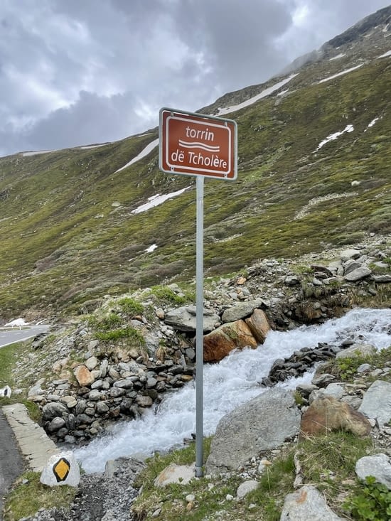 Le torrent à son panneau indicateur, nous sommes en Suisse !