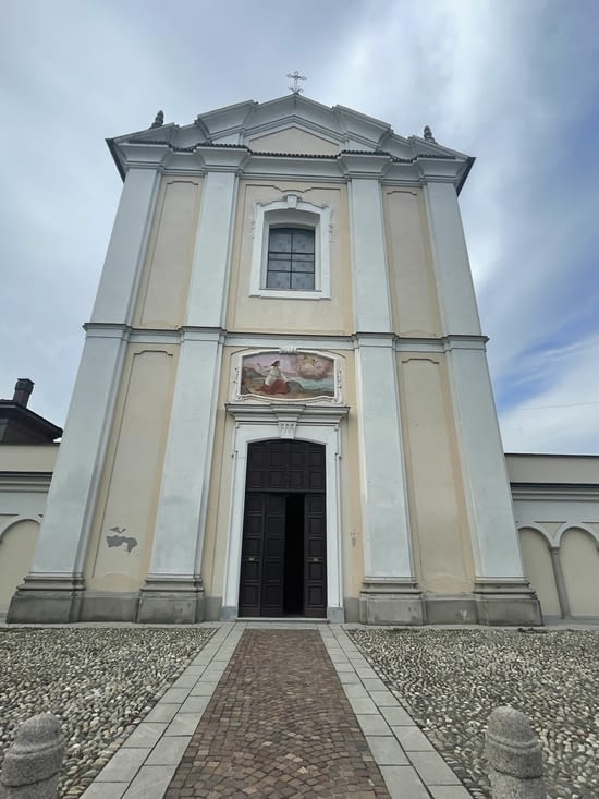 La porte de l’église sans prétention est ouverte, nous rentrons.