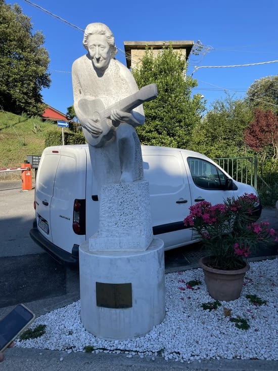 Montemagno : La statue hommage à Giorgio Gaber.