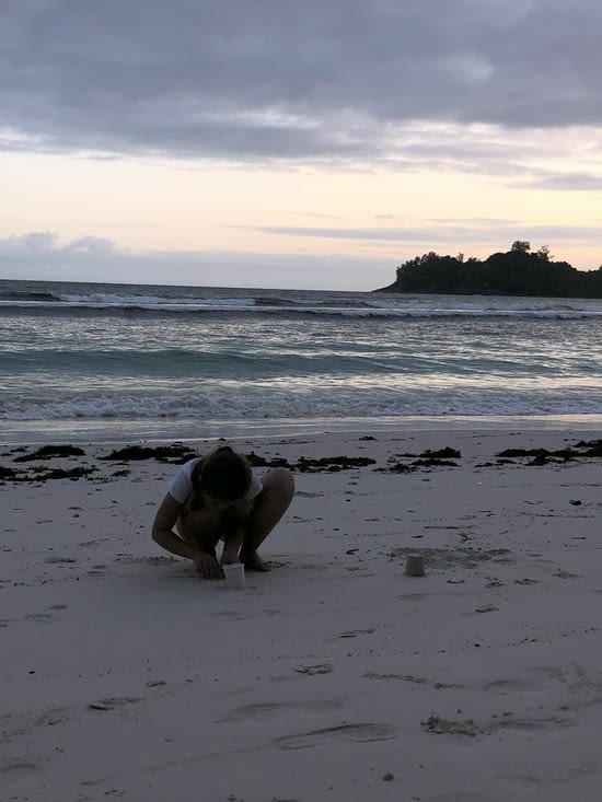 La nuit commence à tomber, Jade fait toujours des châteaux de sable !!