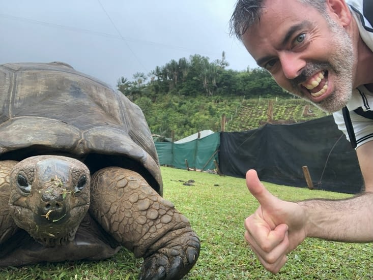 Du coup, elle a accepté les selfies avec lui 🤣