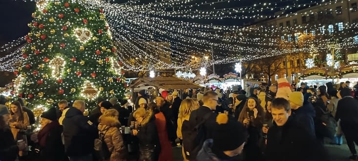 Premier jour d'ouverture du marché, les Pragois sont au RV !