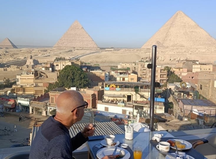 Petit déjeuner face aux Pyramides