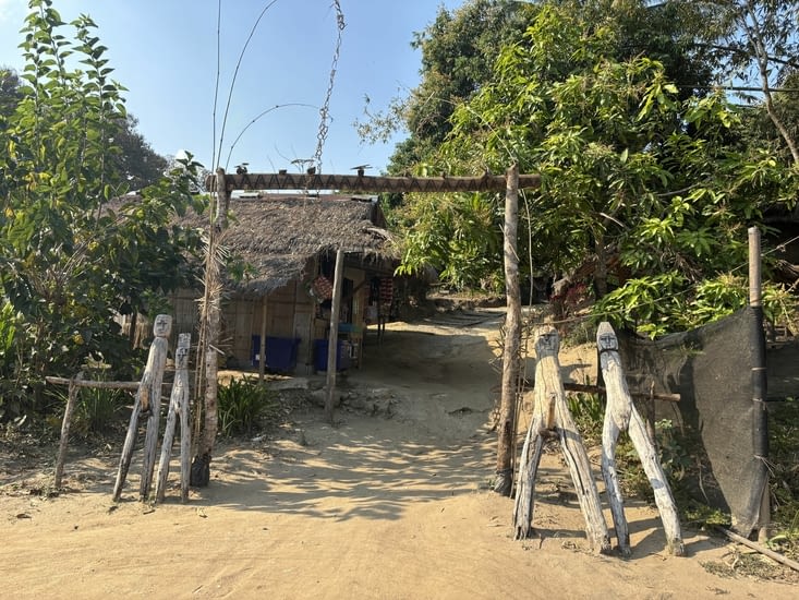 entrée du village femme patong