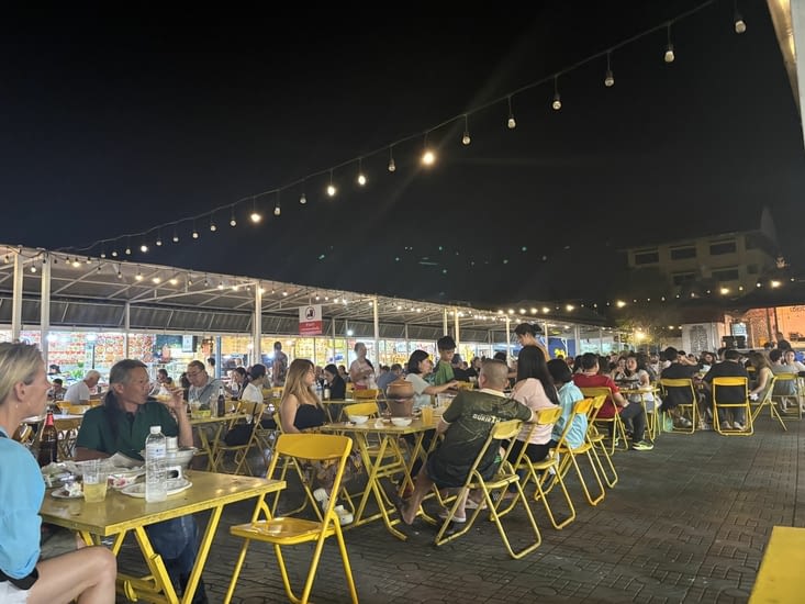 Photo repas dans le marché de nuit