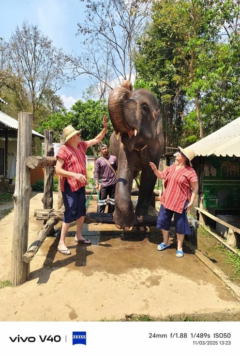 Jean Louis et Evelyne avec les éléphants