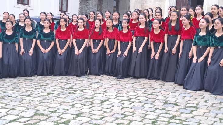 Rassemblement d'une communauté asiatique près de la cathédrale