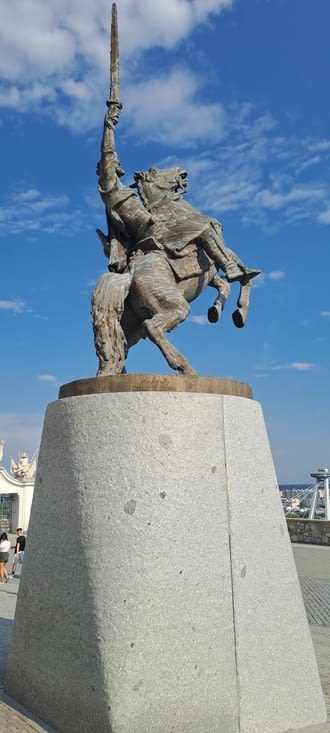 Statue sur l'esplanade du château