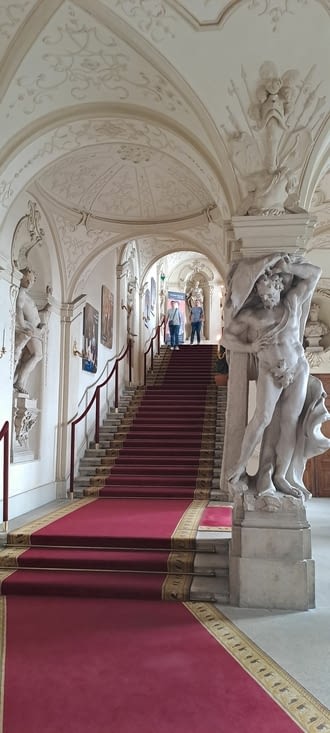 Le Palais Daun-Kinsky et son superbe escalier. C'est devenue une galerie d''art et d'exper